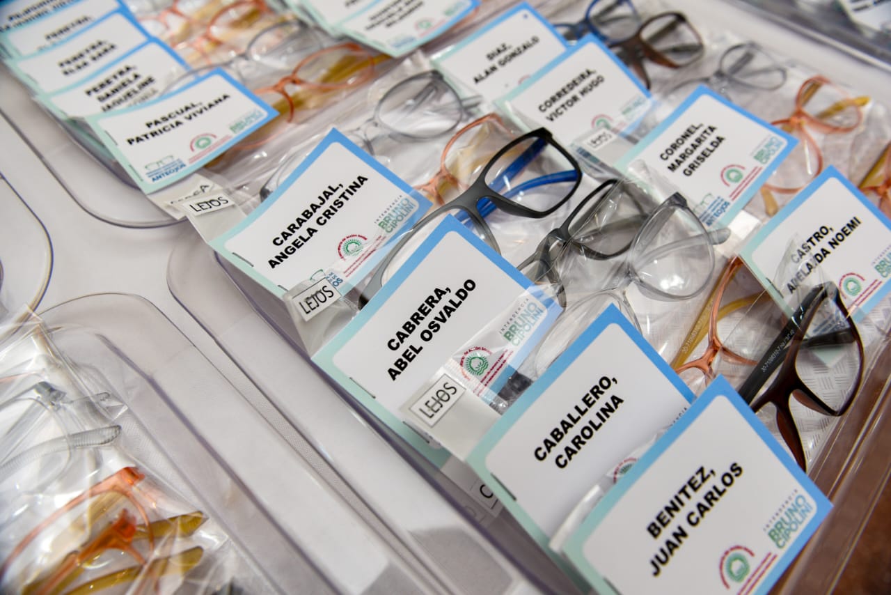 Se realizó la última entrega gratuita de anteojos de receta del año 2025
