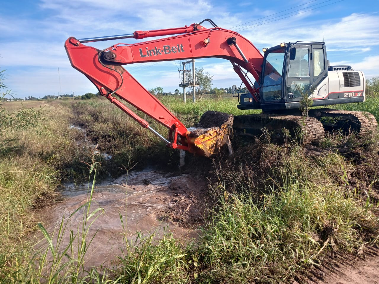 El municipio ejecuta trabajos de limpieza y profundización de canales en el Parque Industrial