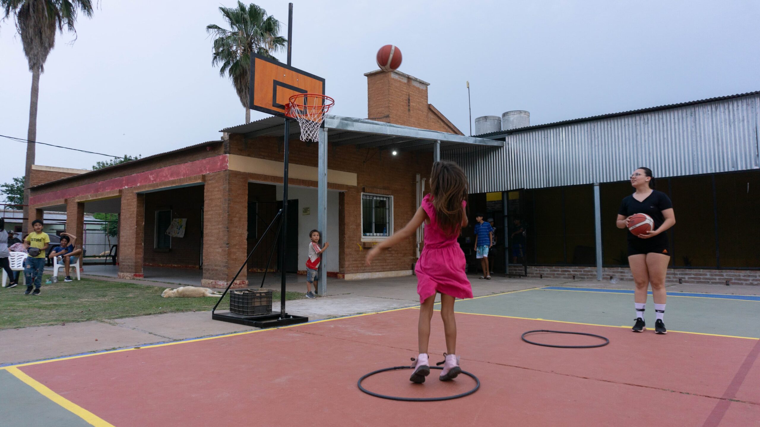 El Municipio puso en marcha la Escuela de Básquet en el barrio Santa Mónica