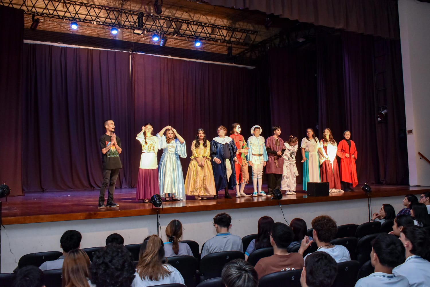 Con total éxito se presentó el elenco juvenil del Teatro La Estigia de San Bernardo en el Centro Cultural Municipal