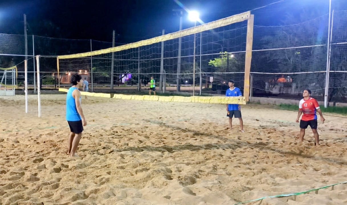 Encuentro de beach vóley en el Polideportivo Municipal.