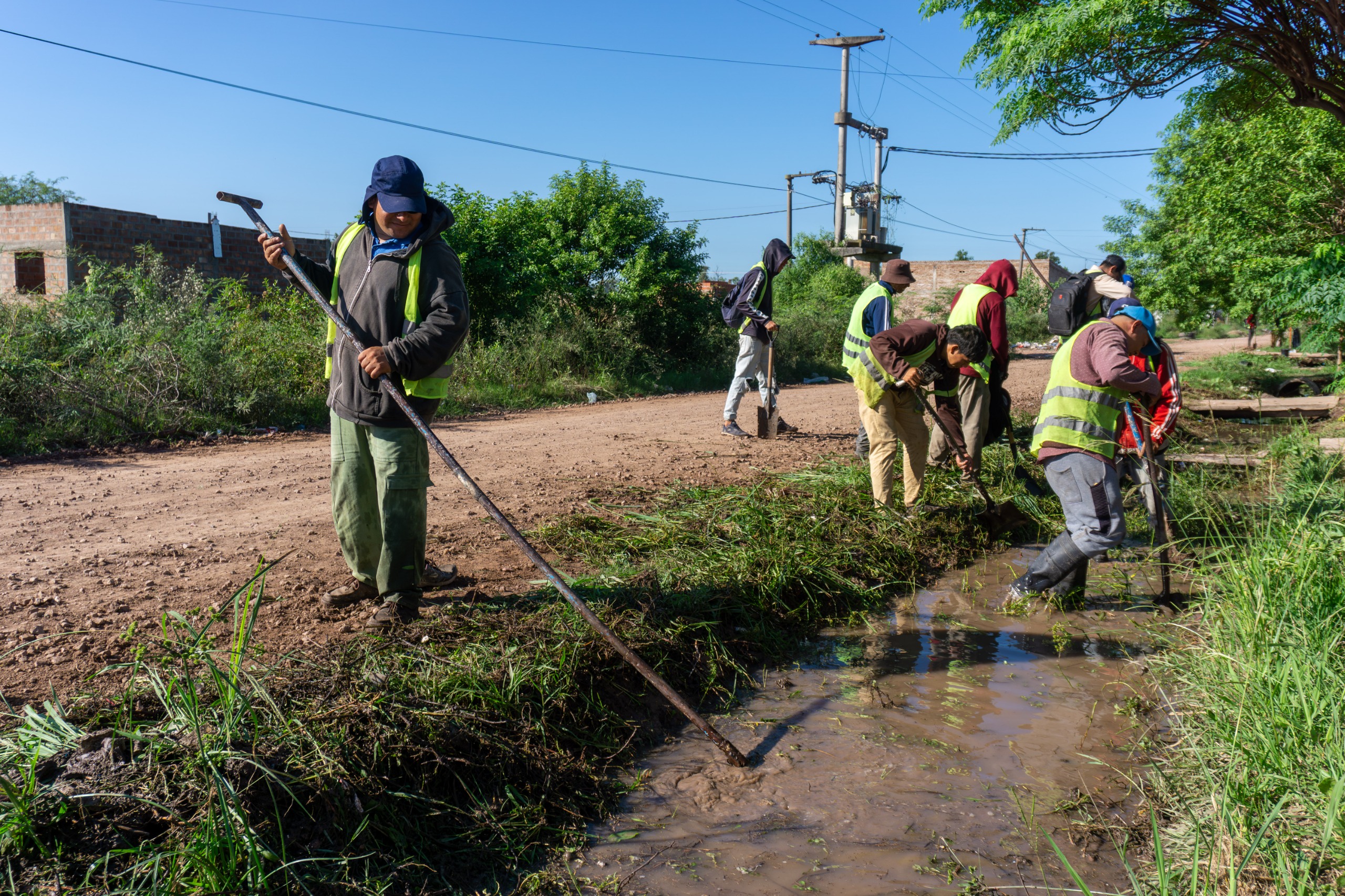 La Municipalidad realiza un operativo integral de limpieza y mantenimiento en el barrio San Cayetano