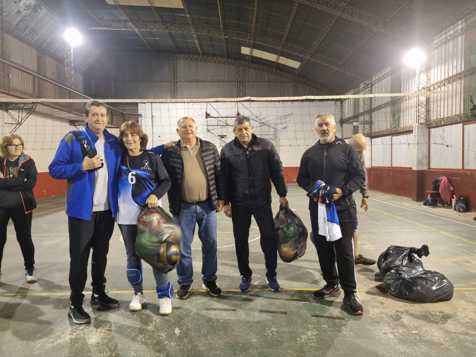 Se entregaron elementos deportivos a equipos de Newcom de la ciudad