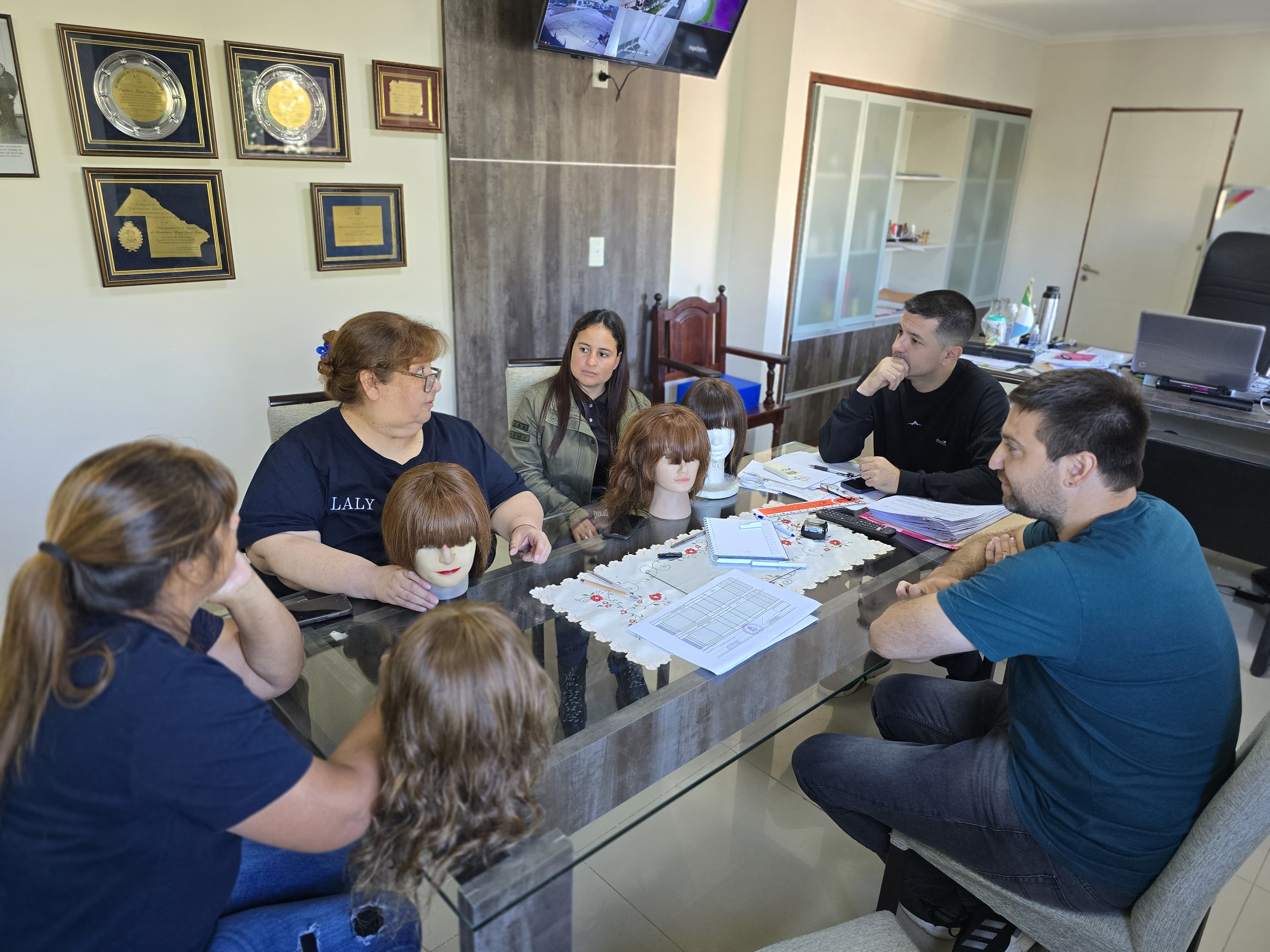 El intendente Bruno Cipolini recibió a la Fundación Construirme, dedicada a la fabricación de pelucas para pacientes oncológicas.