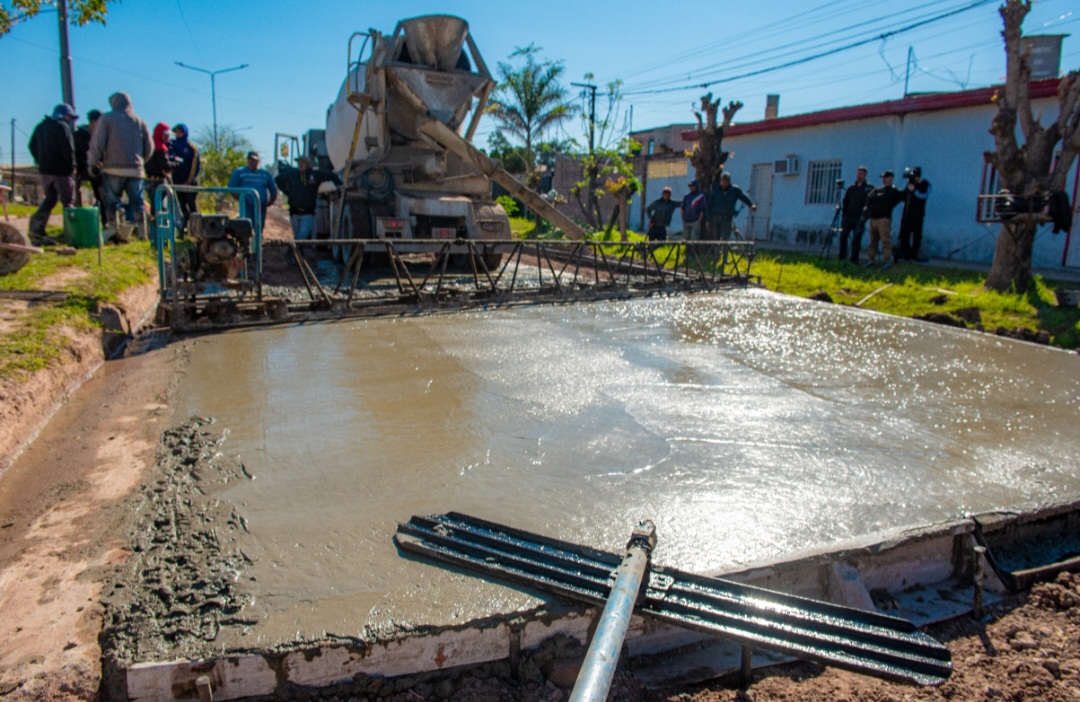 Avanza la pavimentación de la avenida 2 mediante el convenio entre Municipio y Vialidad Provincial