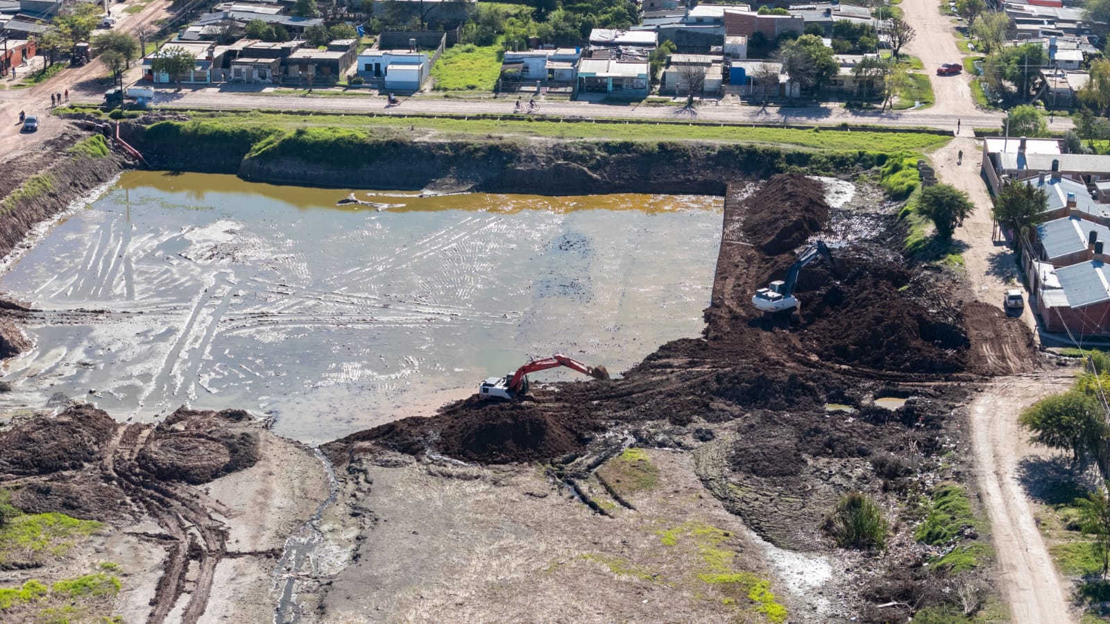 El municipio realiza una importante intervención en el reservorio del barrio 17 de Octubre para fortalecer la infraestructura hídrica en el noreste de la ciudad
