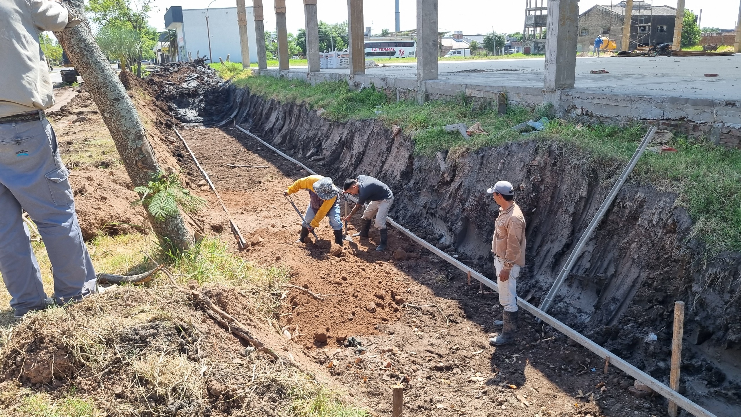 La Municipalidad avanza con la construcción del canal del B° Reserva Este y trabajos de mantenimiento en distintos puntos de la ciudad