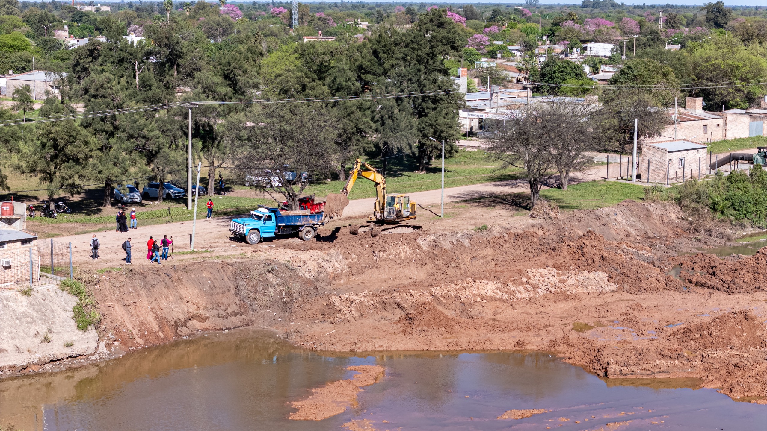 El Municipio profundiza el reservorio del barrio Ginés Benítez y continúa con obras para mejorar el escurrimiento del agua
