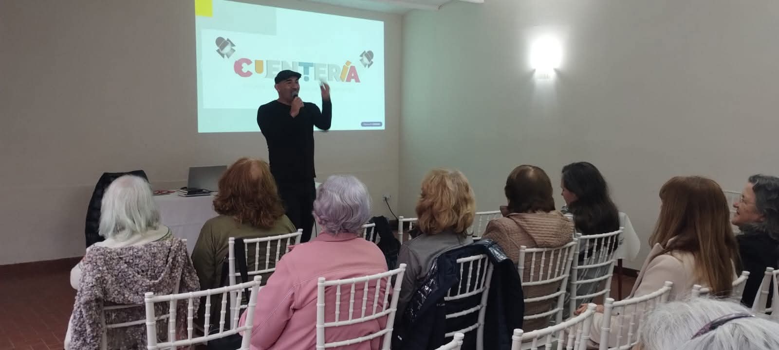Claudio Ledesma abrió el taller de narración oral para adultos mayores en la Feria Saenzpeñense del Libro