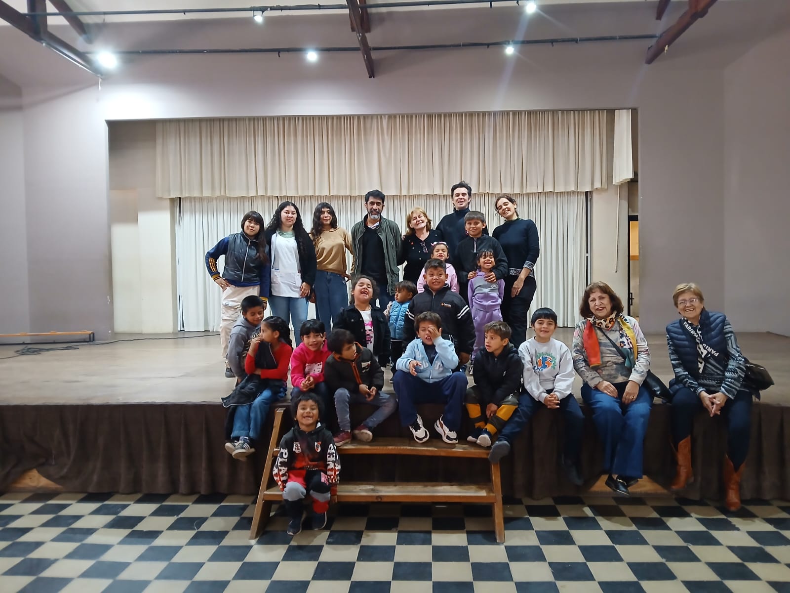 Niños del comedor de la Capilla Guadalupe visitaron Casa de Cultura