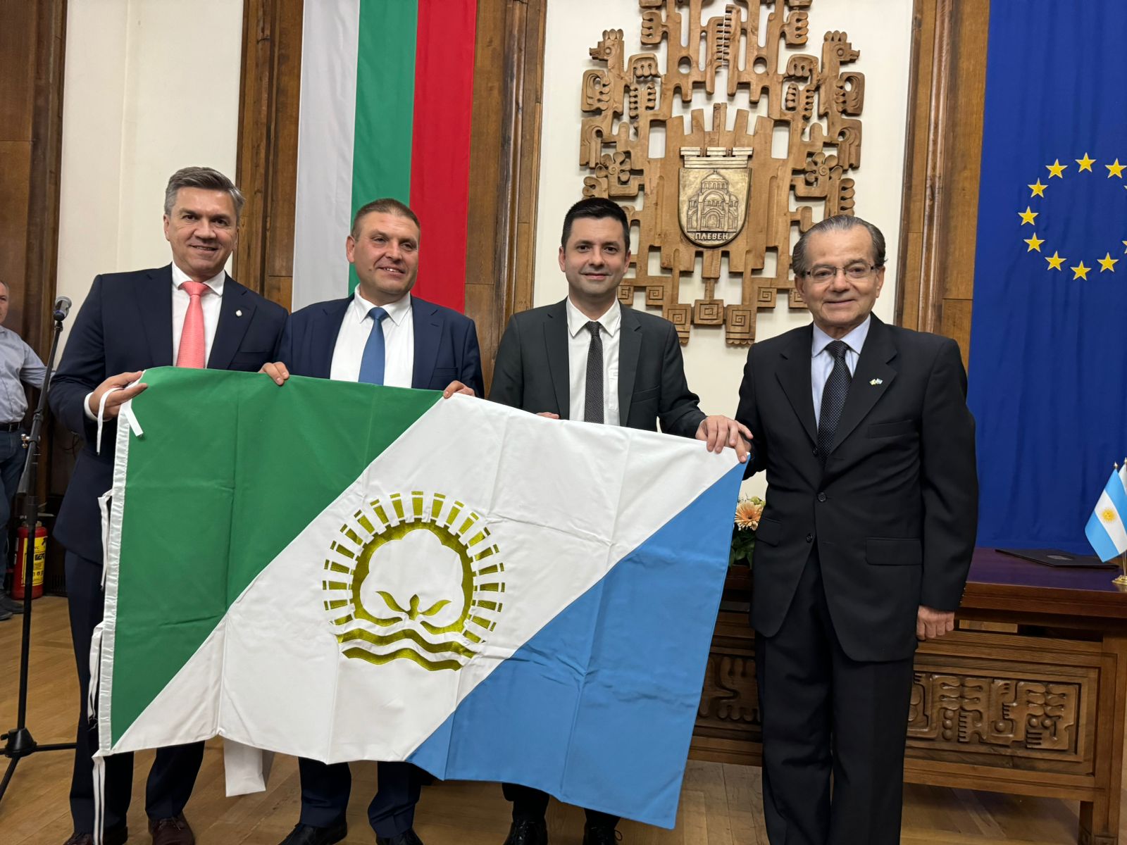 El intendente Bruno Cipolini y el Alcalde de Pleven, Valentin Hristov, firmaron un acuerdo de hermanamiento.