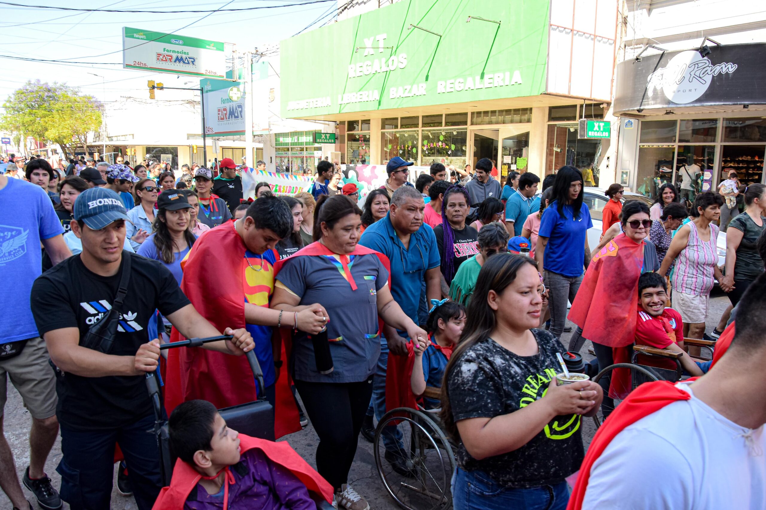 Sáenz Peña colmó sus calles de superhéroes en la caminata inclusiva