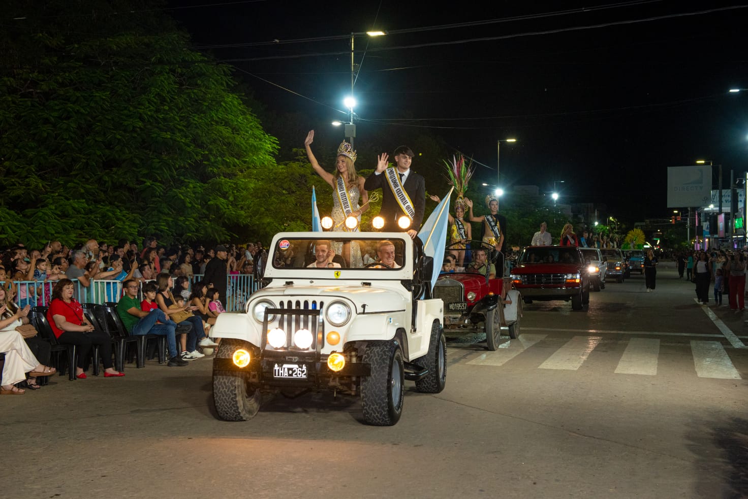 Una multitud acompañó el colorido desfile de carrozas y autos antiguos por el 114° aniversario de Sáenz Peña