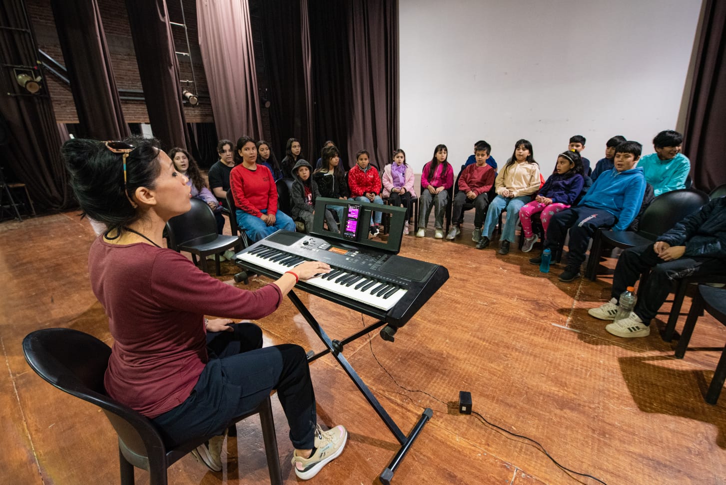 La música como punto de encuentro: niños de distintos barrios participaron de un ensayo coral