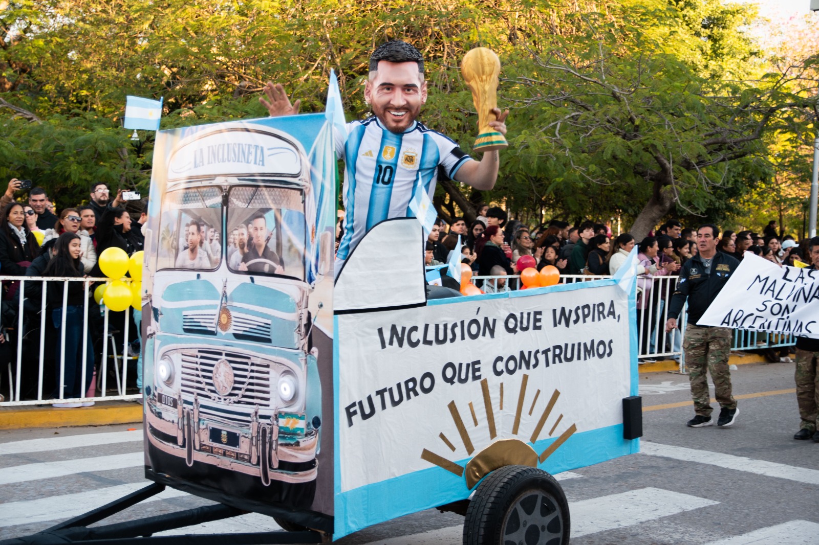 Con "La Inclusineta" las instituciones de Educación Especial participaron del desfile de carrozas de los Estudiantes