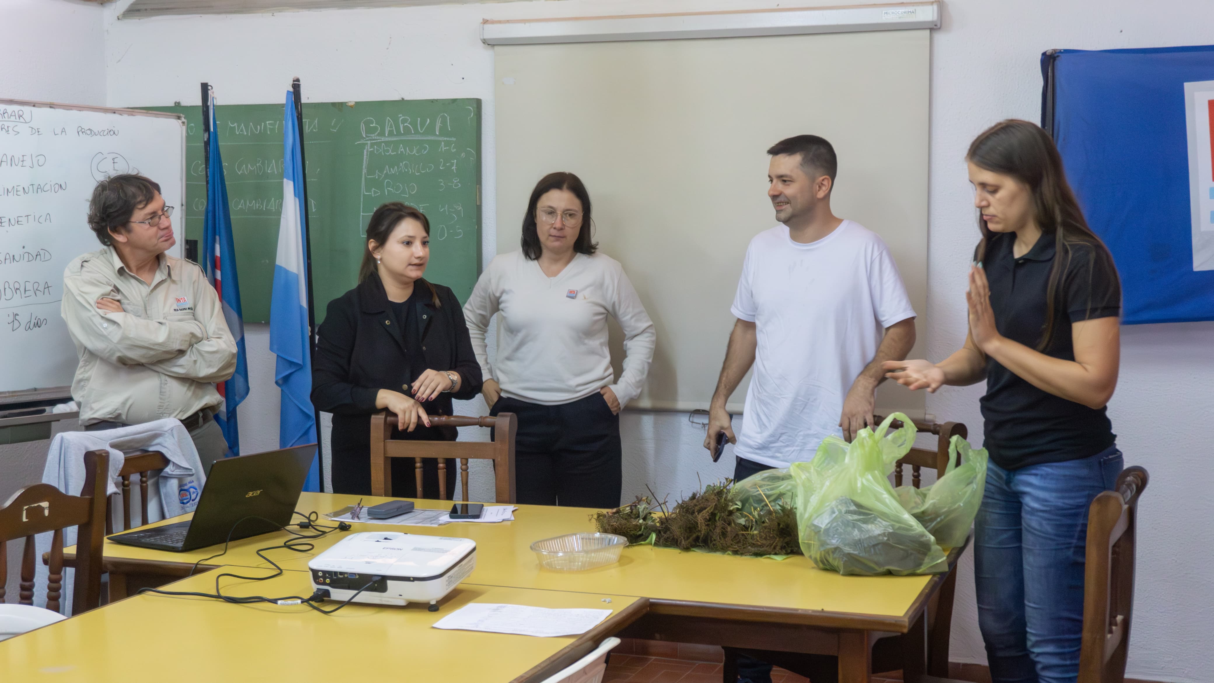 Producción, municipio y el INTA capacitan a las instituciones educativas sobre utilización de residuos orgánicos y huerta escolar didáctica.